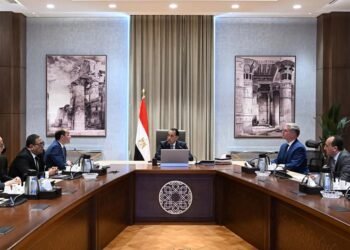 رئيس الوزراء يُتابع جهود الحكومة لتحويل السيارات للعمل بالغاز الطبيعي