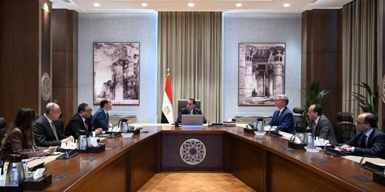 رئيس الوزراء يُتابع جهود الحكومة لتحويل السيارات للعمل بالغاز الطبيعي