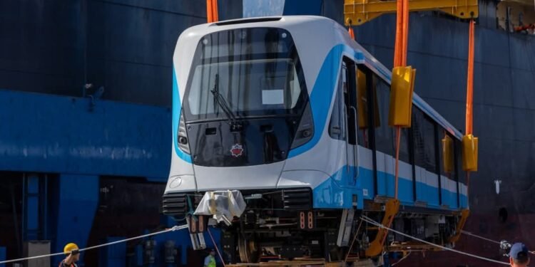 وزير النقل يعلن وصول أول قطار مكيف للخط الأول لمترو الأنفاق إلى ميناء الإسكندرية