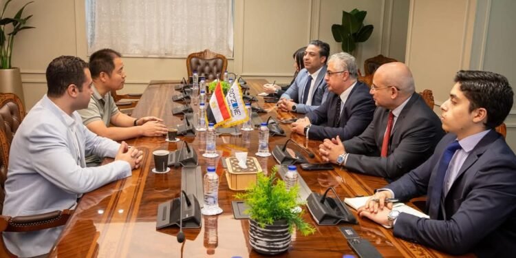 اقتصادية قناة السويس توقع عقدي مشروعين جديدين باستثمارات 20.5 مليون دولار