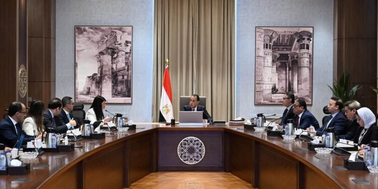 رئيس الوزراء يتابع موقف توافُر السلع الاستراتيجية والمخزون منها