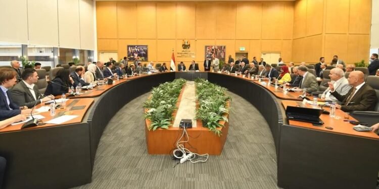 وزير الإسكان يعقد اجتماعه الدوري مع أعضاء “النواب والشيوخ”