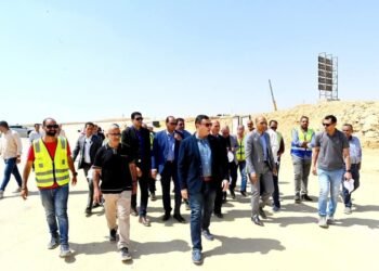 وزير الإسكان يتفقد مشروعات المرافق والطرق الجارية بالامتداد الجنوبي بمدينة القاهرة الجديدة
