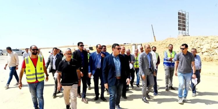 وزير الإسكان يتفقد مشروعات المرافق والطرق الجارية بالامتداد الجنوبي بمدينة القاهرة الجديدة