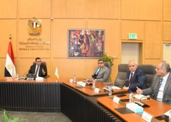 وزير الإسكان يتابع تنفيذ المشروعات السكنية في عددٍ من المدن الجديدة