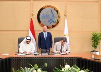 وزير النقل يشهد توقيع عقد مع “جرين فالي” لنقل الركاب باستخدام نظام تكنولوجيا المعلومات