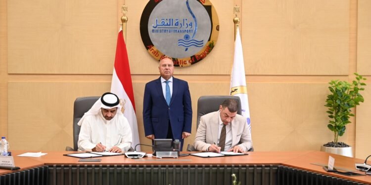 وزير النقل يشهد توقيع عقد مع “جرين فالي” لنقل الركاب باستخدام نظام تكنولوجيا المعلومات