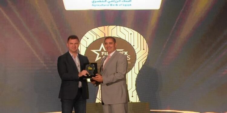 البنك الزراعي المصري يحصل على جائزة التميز في الخدمات المصرفية من قمة فينوفكس شمال أفريقيا 2025