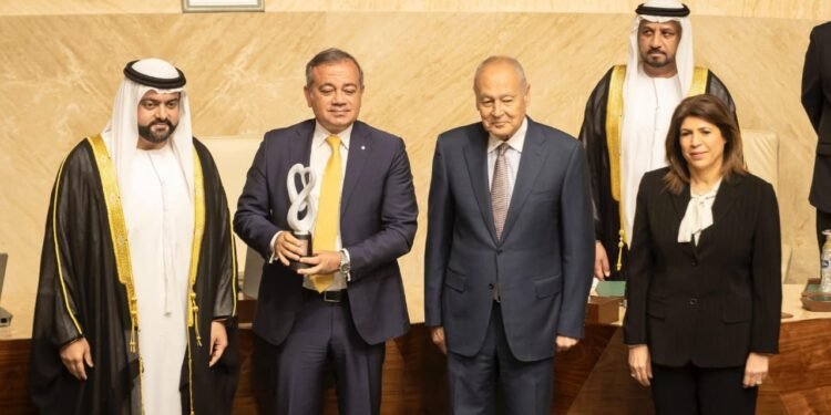 تكريم الرئيس التنفيذي لمصرف أبو ظبي الإسلامي- مصر كأحد أبرز قادة الاستدامة