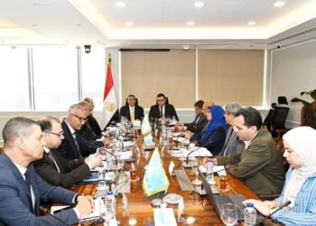 وزير الإسكان ومحافظ الجيزة يتابعان مشروعات المياه والصرف والطرق المشتركة