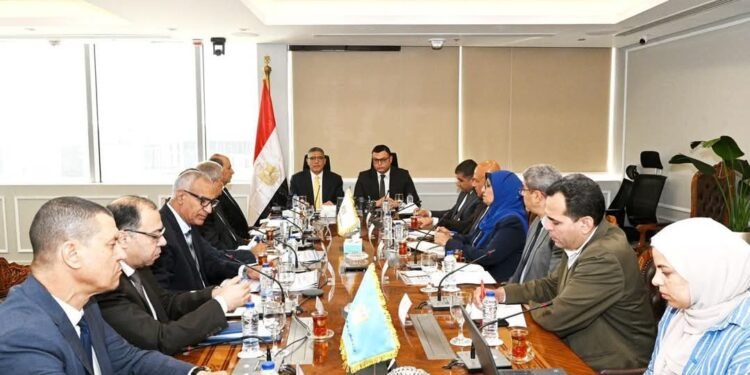 وزير الإسكان ومحافظ الجيزة يتابعان مشروعات المياه والصرف والطرق المشتركة