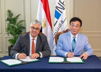 “اقتصادية قناة السويس “توقع عقد مشروع شركة “كومفلى هونج كونج” الصينية لصناعة حقائب السفر