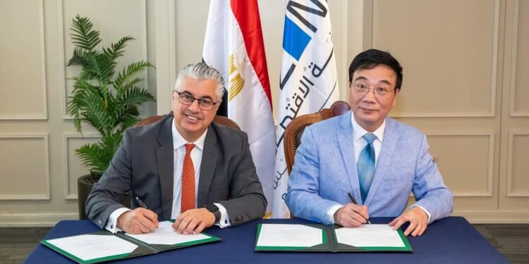 “اقتصادية قناة السويس “توقع عقد مشروع شركة “كومفلى هونج كونج” الصينية لصناعة حقائب السفر