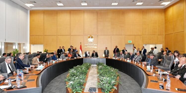 الشربيني يناقش ملفات الإسكان والمرافق والصرف الصحي مع أعضاء مجلسي “النواب والشيوخ”