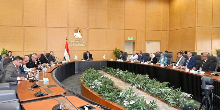 وزير الإسكان يوجه رؤساء المدن الجديدة بالعمل على إجراءات ترشيد استهلاك الطاقة والمياه