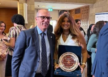 لمياء كامل تفوز بجائزة ” الخريج المتميز من الجامعة الأمريكية بالقاهرة2025″