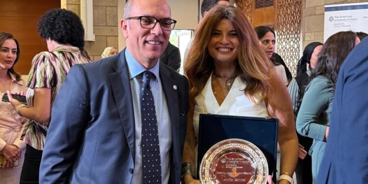 لمياء كامل تفوز بجائزة ” الخريج المتميز من الجامعة الأمريكية بالقاهرة2025″