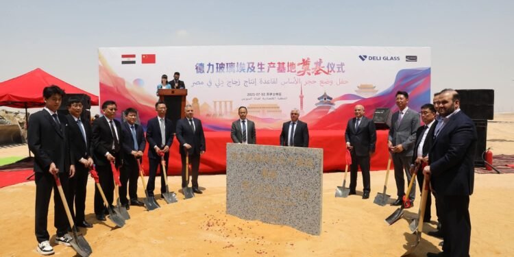 رئيس اقتصادية قناة السويس يضع حجر أساس مشروع “ديلي إيجيبت” للمنتجات الزجاجية المنزلية بالسخنة