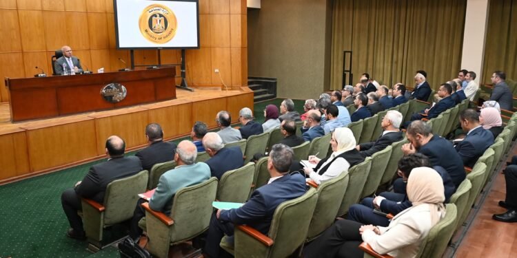 وزير الصناعة يمنح شهرًا لتشغيل خطوط إنتاج الأسمنت المتوقفة ويلغي نظام الكوتة لدعم السوق المحلي