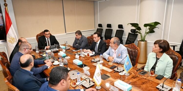 وزير الإسكان يعقد اجتماعًا لمتابعة الموقف التنفيذي لمشروع حدائق تلال الفسطاط