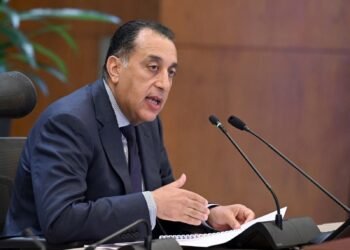 رئيس الوزراء يتابع مع وزير البترول مستجدات تقدم الأعمال الخاصة بتجهيز وربط وحدات التغييز