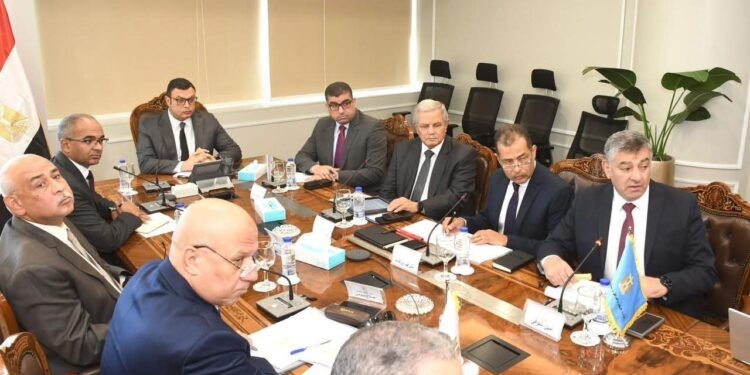 وزير الإسكان يتابع موقف مشروعات مياه الشرب والصرف الصحي ضمن “حياة كريمة” بالمنيا