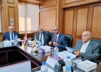 نائب وزير الإسكان يعقد اجتماعًا مع اللجنة التنسيقية العليا لتحديث أكواد مياه الشرب والصرف الصحي