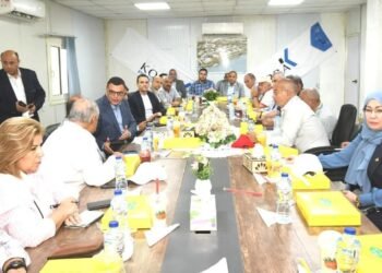 وزير الإسكان يعقد اجتماعًا مع الشركات العاملة بحدائق تلال الفسطاط