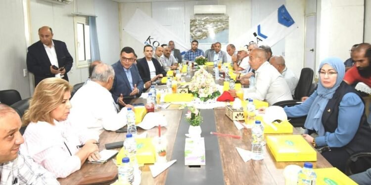 وزير الإسكان يعقد اجتماعًا مع الشركات العاملة بحدائق تلال الفسطاط