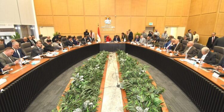 وزير الإسكان يعقد اجتماعه الدوري مع أعضاء البرلمان بمجلسيه النواب والشيوخ