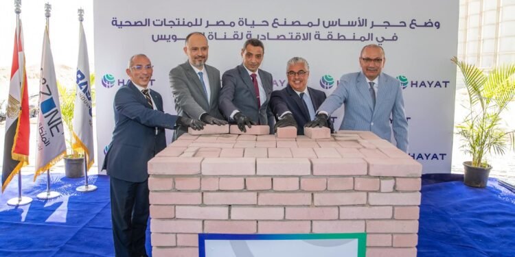 رئيس اقتصادية قناة السويس يشهد وضع حجر الأساس لخطوط إنتاج جديدة بـ”حياة إيجيبت” باستثمارات 44 مليون دولار