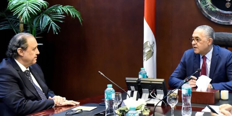 “كريستال مارتن” العالمية تخطط لإنشاء مصنع ملابس بمصر على مساحة 1.5 مليون متر