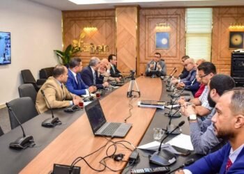 الشربيني: تطبيق معايير السلامة المهنية وتكثيف اللوحات الإرشادية على الطرق