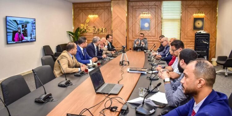 الشربيني: تطبيق معايير السلامة المهنية وتكثيف اللوحات الإرشادية على الطرق