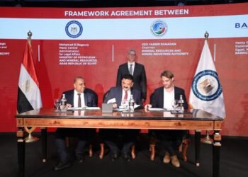 البترول : توقيع اتفاقيتين جديدتين مع “سنتامين” و”باريك” لدعم البحث عن الذهب في مصر