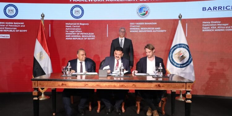 البترول : توقيع اتفاقيتين جديدتين مع “سنتامين” و”باريك” لدعم البحث عن الذهب في مصر