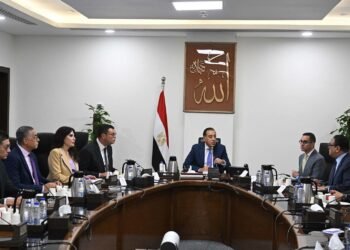 رئيس الوزراء يستعرض النسخة النهائية من مشروع قانون المناطق المركزية للمال والأعمال