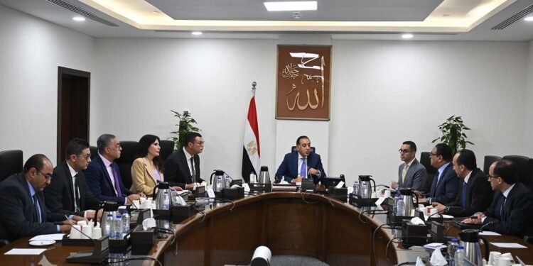 رئيس الوزراء يستعرض النسخة النهائية من مشروع قانون المناطق المركزية للمال والأعمال