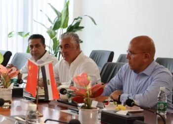 اقتصادية قناة السويس: تعاون مع “كيبينج” الصينية لإنشاء أكبر مصنع لزجاج الألواح الشمسية