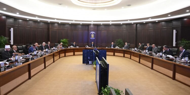 مجلس الوزراء يقر توسعات صناعية كبرى ويطلق مشروعاً سياحياً بـ12 مليون دولار