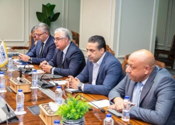 اقتصادية قناة السويس: وفد من كبار الصناعيين الصينيين يبحث توسيع استثمارات الملابس والمنسوجات في مصر