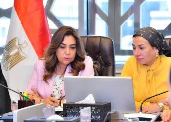 منال عوض تبحث مع “تنظيم المخلفات” السياسات المتكاملة للإدارة المستدامة