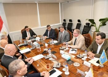 وزير الإسكان يبحث مع “الوطنية للمقاولات” مشروعات مياه الشرب والصرف والكهرباء