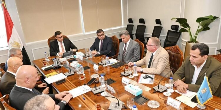 وزير الإسكان يبحث مع “الوطنية للمقاولات” مشروعات مياه الشرب والصرف والكهرباء