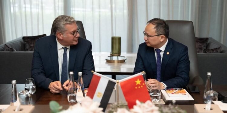 مصر وUEG الصينية توقعان مذكرة تفاهم للتعاون في البترول والطاقة المتجددة