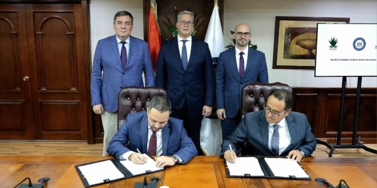 البترول توقع 4 اتفاقيات مع شركات عالمية باستثمارات حدها الأدنى يزيد علي 340 مليون دولار 