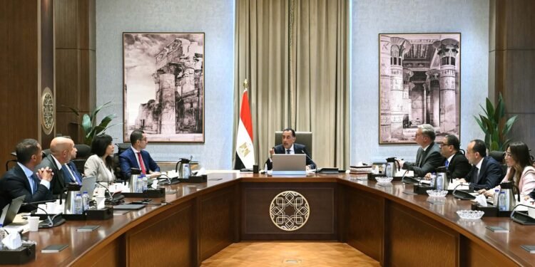 مدبولي يبحث مشروعًا صناعيًا لتعظيم العائد من الرمال الكاولينية باستثمارات 90 مليون يورو