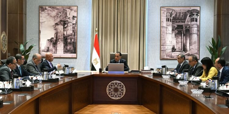 مدبولي: توطين الصناعة أولوية وطنية لتحقيق التنمية وتقليل الاعتماد على الواردات