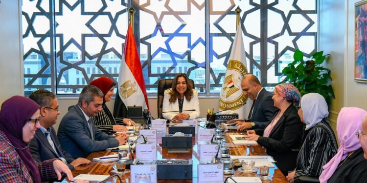 البيئة تتحرك لمواجهة التلوث الحاد وتحويل قش الأرز إلى مصدر دخل للفلاحين