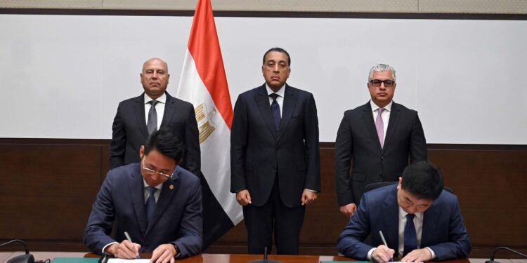 توقيع عقد إنشاء مصنع “سايلون” الصيني للإطارات باستثمارات مليار دولار في المنطقة الاقتصادية لقناة السويس